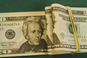 Dólar cai para R$ 5,06 após decisão de Banco Central americano