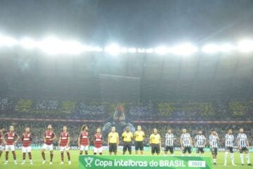 Torcida do Atlético faz mosaico com luzes de led antes de jogo com Flamengo