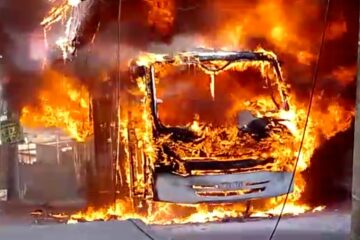 Ônibus pega fogo e fica destruído em Betim; veja vídeo
