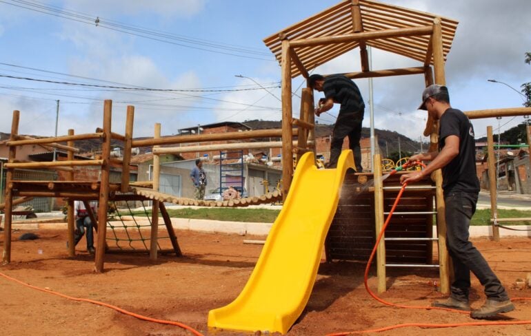 Vida nova! Parquinhos são instalados nos bairros República, Planalto e Santo Hipólito