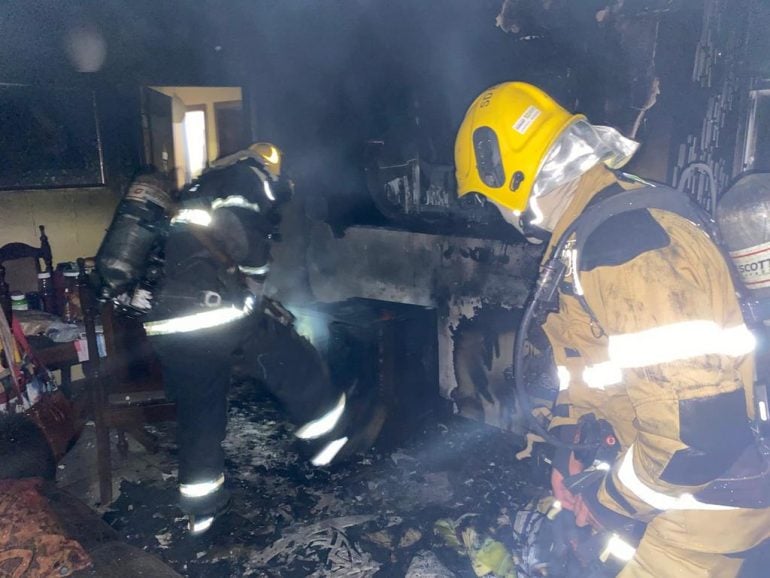 Em BH: apartamento pega fogo e bombeiros precisam arrombar porta para socorrer vítimas