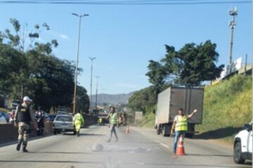 Duas pessoas morrem após serem atropeladas por caminhão no Anel Rodoviário