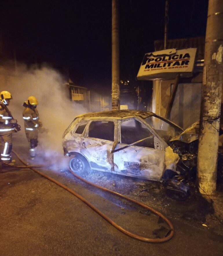 Homem morre carbonizado após carro bater contra poste em Santa Luzia