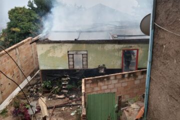Incêndio em residência mata marido e esposa, que estava grávida, na Grande BH