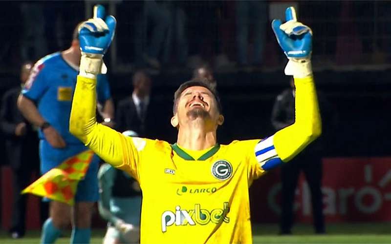 Goiás vence o Red Bull Bragantino nos pênaltis e avança na Copa do Brasil