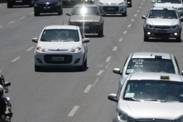 MP libera R$ 10,9 bi para auxílios a caminhoneiros e taxistas