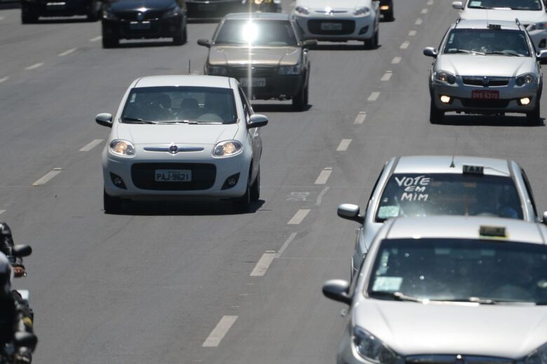 MP libera R$ 10,9 bi para auxílios a caminhoneiros e taxistas