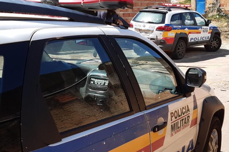 Bandido invade república, furta objetos e foge levando veículo