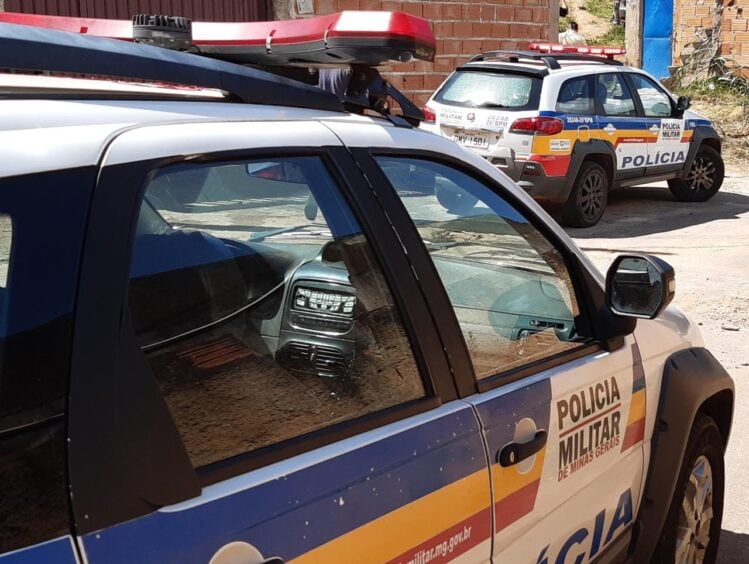 Bandido invade república, furta objetos e foge levando veículo