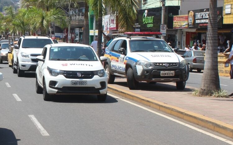 Homem agride cobrador e danifica ônibus na João Pinheiro