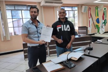 Prefeito de Rio Piracicaba entrega projeto de lei para adequar salário dos professores ao Piso Nacional