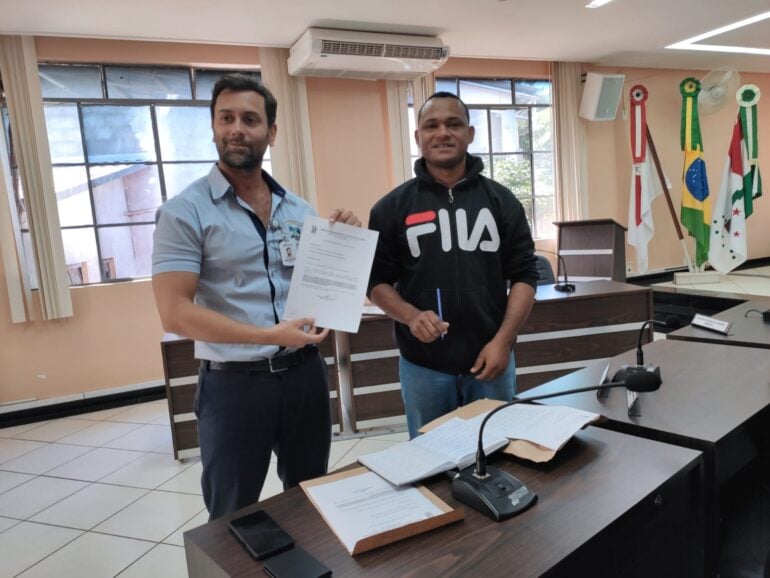 Prefeito de Rio Piracicaba entrega projeto de lei para adequar salário dos professores ao Piso Nacional