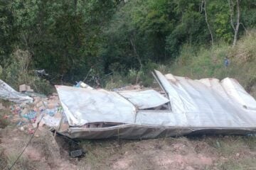 Motorista é encontrado morto após caminhão capotar em ribanceira