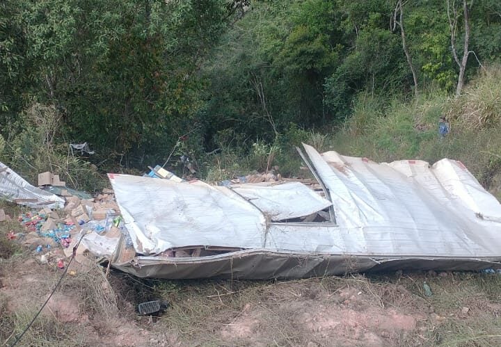 Motorista é encontrado morto após caminhão capotar em ribanceira