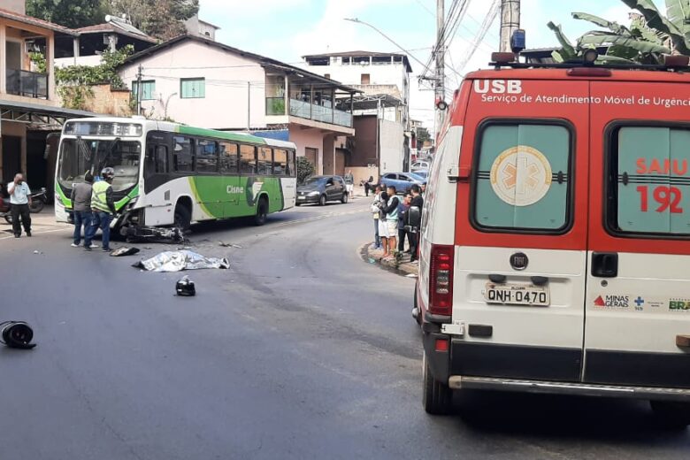 Acidente entre ônibus coletivo e motocicleta deixa uma pessoa morta em Itabira