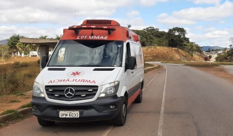 Buraco na pista causa acidente com motociclista em Itabira