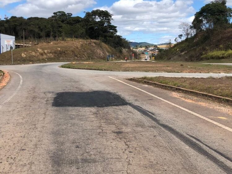 Prefeitura tampa buracos após acidente no trevo da Unifei
