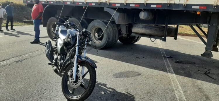 Carreta faz retorno em local proibido e causa acidente com motociclista
