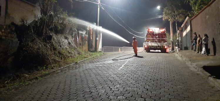 Bombeiros combatem incêndio no bairro Amazonas