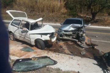 Batida entre dois carros interdita trânsito na BR-116, em Caratinga