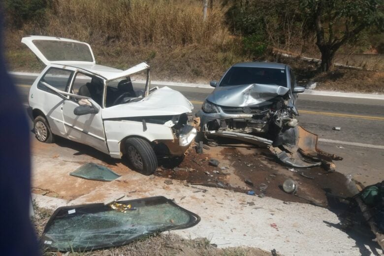 Batida entre dois carros interdita trânsito na BR-116, em Caratinga