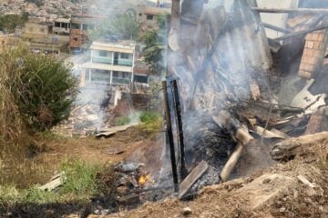 Residência pega fogo e moradores questionam ausência dos Bombeiros