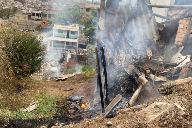 Residência pega fogo e moradores questionam ausência dos Bombeiros