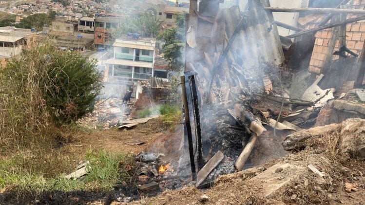 Residência pega fogo e moradores questionam ausência dos Bombeiros