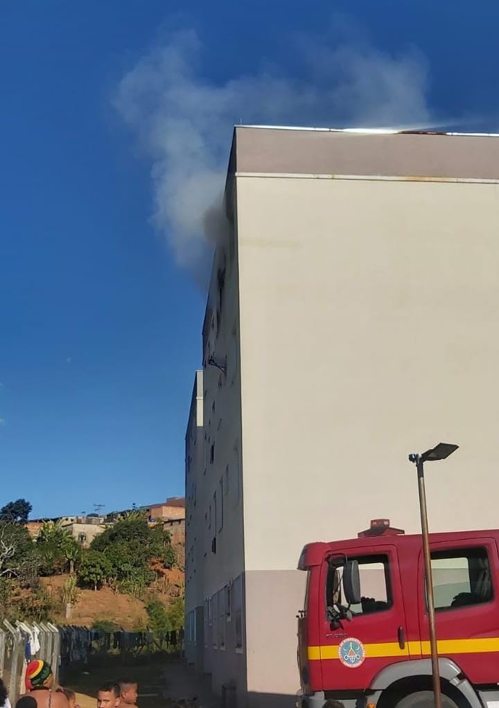 Incêndio em apartamento mobiliza bombeiros no Abóboras