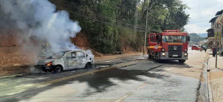 Carro pega fogo e interdita avenida Rio Doce em Itabira
