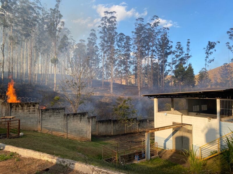 Incêndio em mata danifica adutora de abastecimento da ETA Rio de Peixe