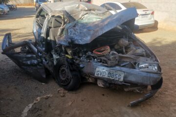 Acidente entre carro e carreta deixa um morto na MGC-135, em Curvelo