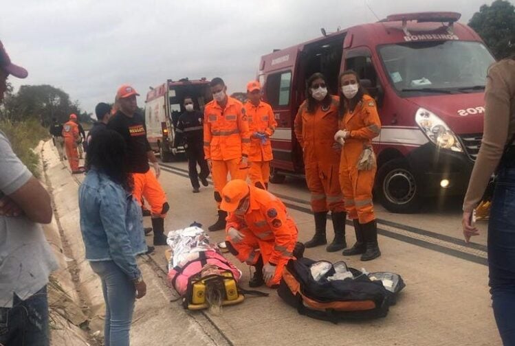Casal é socorrido após acidente na BR-381