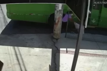 Idosa tem pé amputado depois de cair de ônibus e ser atropelada; veja o vídeo