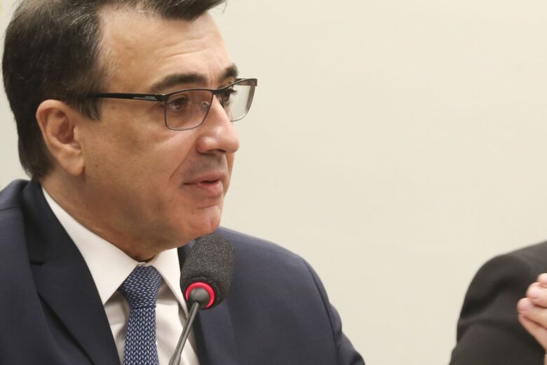 Chanceler brasileiro negocia compra de diesel com Rússia
