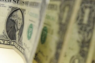 Dólar aproxima-se de R$ 5,40 com temor de recessão global