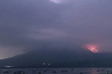 Vulcão Sakurajima entra em erupção e pessoas são evacuadas de ilha do Japão