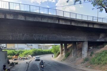 Incêndio se alastra e destrói barracões de madeira debaixo de viaduto do Anel Rodoviário