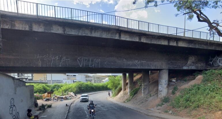 Incêndio se alastra e destrói barracões de madeira debaixo de viaduto do Anel Rodoviário