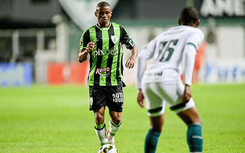 Juninho se torna o quinto jogador com mais partidas na história do América