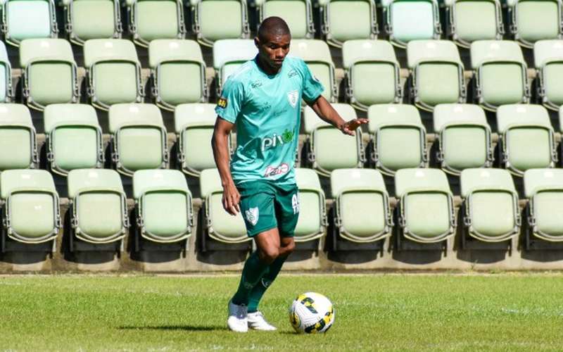 Juninho cobra concentração para confronto do América com líder Palmeiras