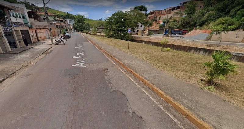 Saae realiza manutenção no emissário de esgoto de avenida Li Guerra, em Itabira
