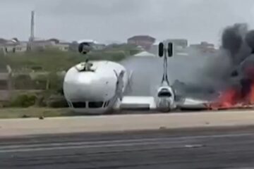 Avião fica de ‘ponta cabeça’ durante pouso na Somália; todos a bordo sobrevivem
