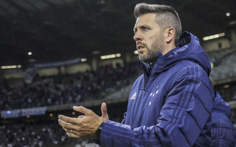 Pezzolano projeta Cruzeiro contra Fluminense: ‘Jogar com a faca nos dentes’