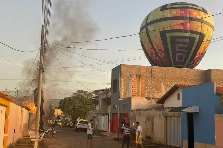 Balão cai em residência e provoca incêndio ao atingir rede elétrica
