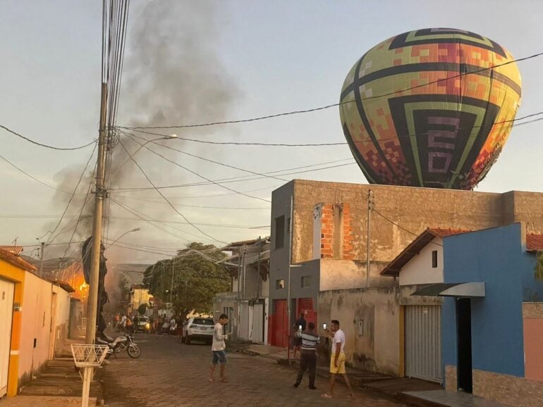 Balão cai em residência e provoca incêndio ao atingir rede elétrica