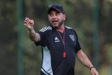 Cobrado após eliminação, Turco seguirá no comando técnico do Atlético