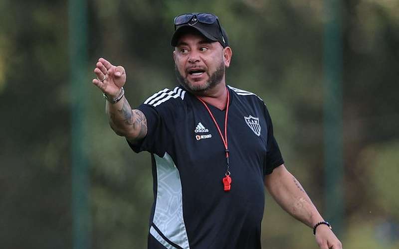 Cobrado após eliminação, Turco seguirá no comando técnico do Atlético
