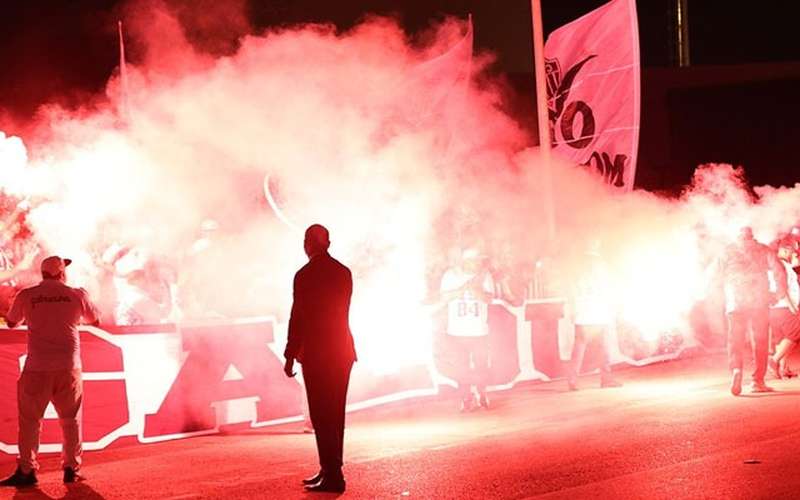 Torcida faz festa para Atlético antes de embarque para decisão contra o Fla