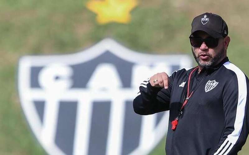 Pressionado no cargo, Turco comanda treino do Atlético mirando o Botafogo